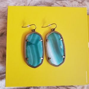 Rare Kendra Scott earrings 💚